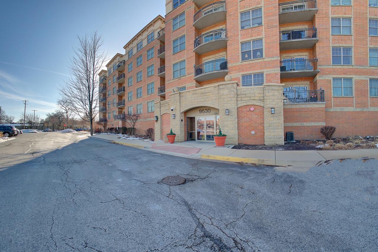 9530 Cook Ave. #414, Oak Lawn, IL 60453