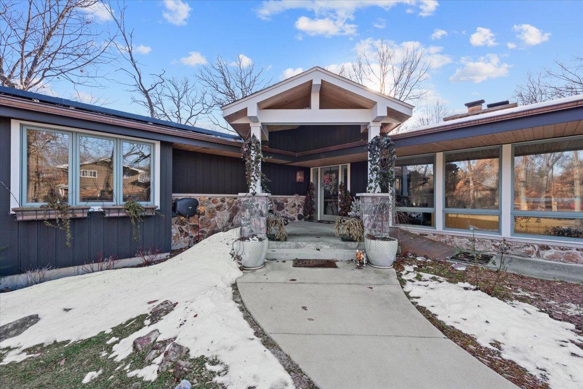 2655 Crestwood Ln., Riverwoods, IL 60015