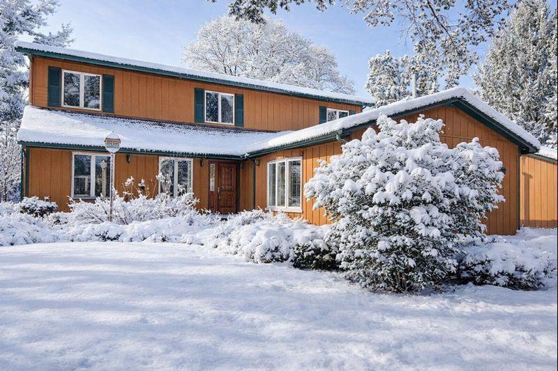 15758 County Line Rd., Capron, IL 61012