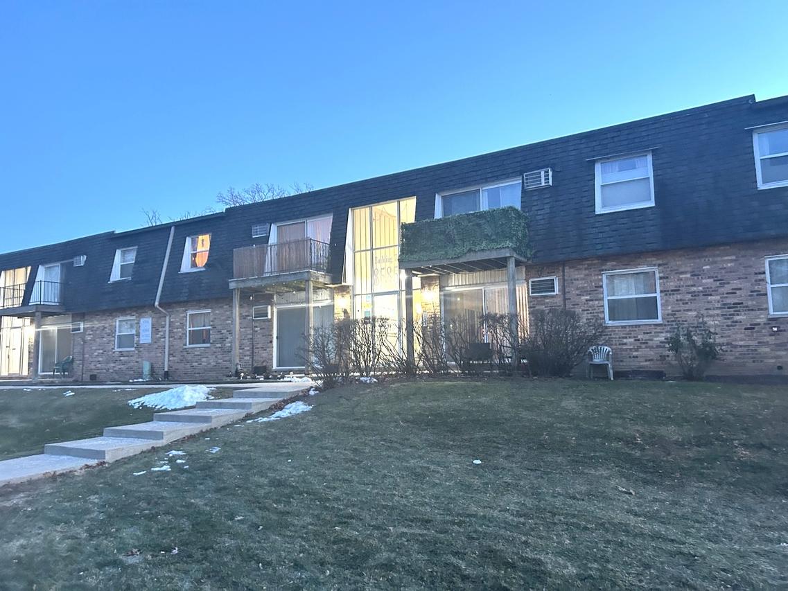 8585 W 101 St Ter. #304, Palos Hills, IL 60465