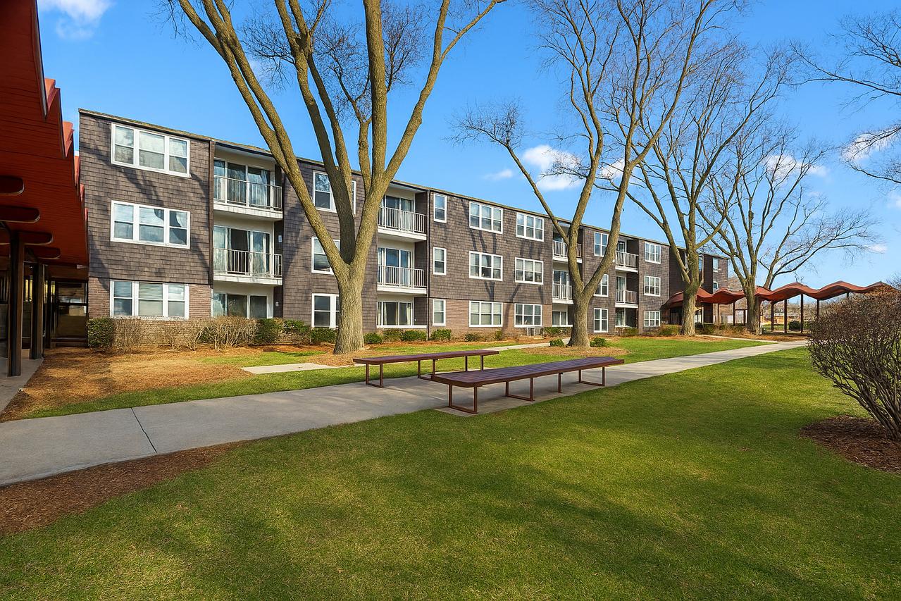8712 Skokie Blvd. #3L, Skokie, IL 60076
