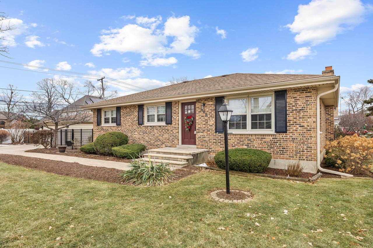 132 E Gladys Ave., Elmhurst, IL 60126