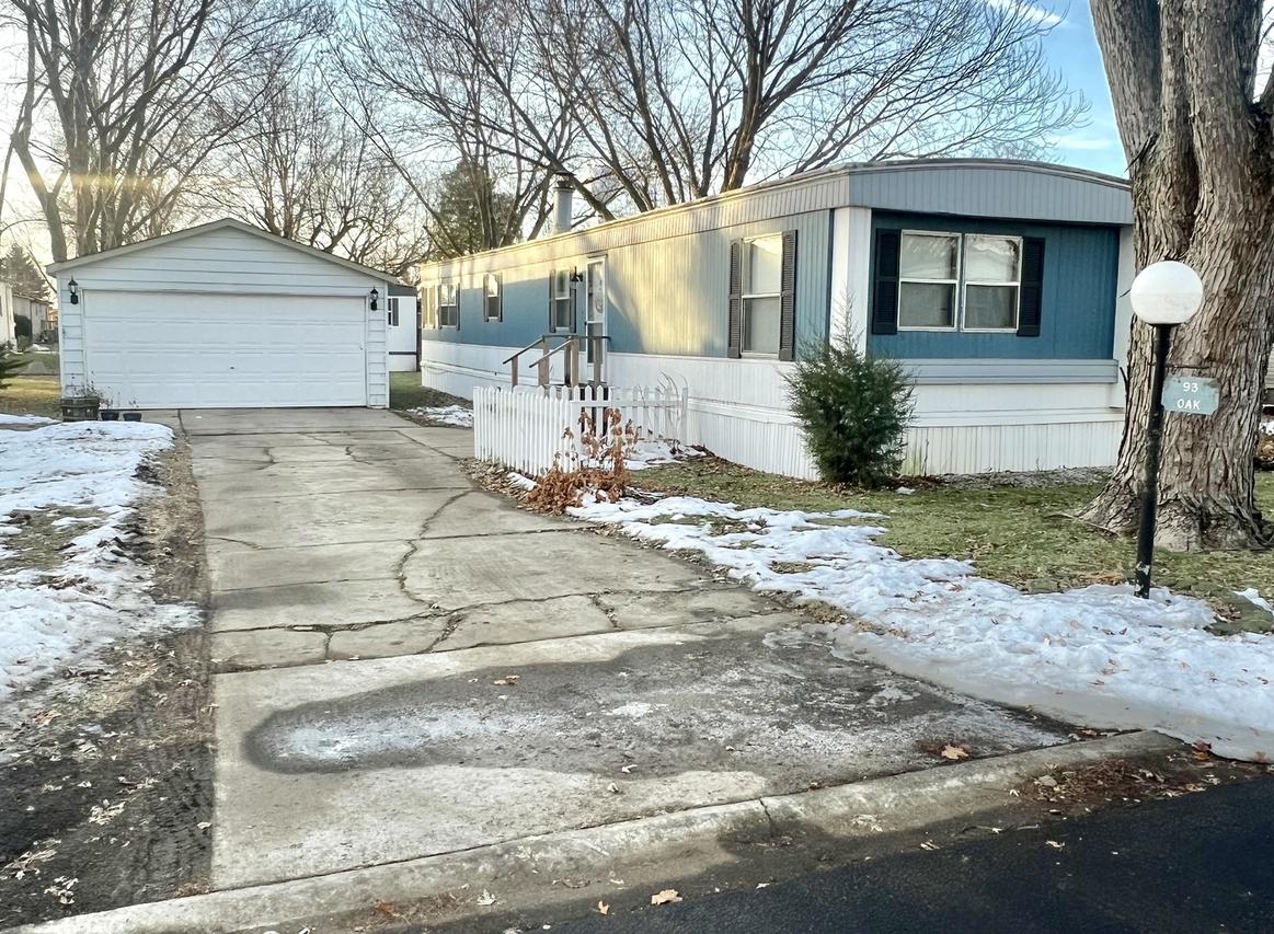 93 Oak Ave., Sandwich, IL 60548