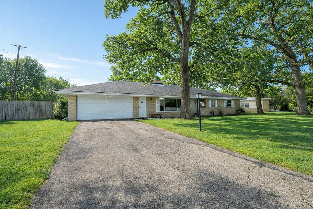 801 Woodlawn Dr., Dekalb, IL 60115