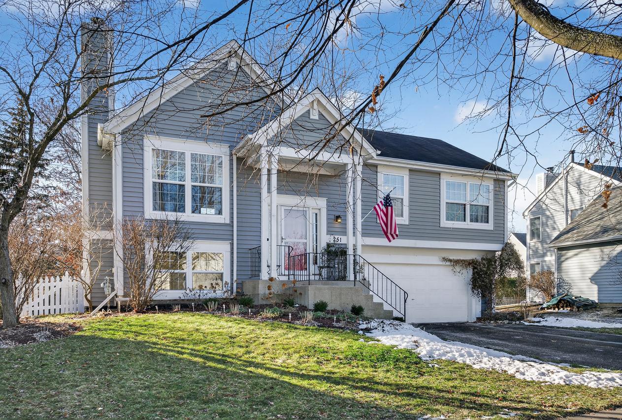 251 Arlington Ln., Grayslake, IL 60030