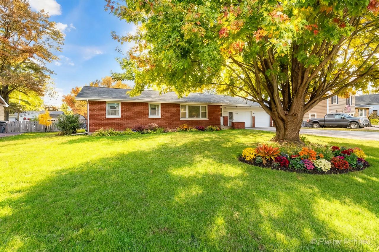 175 Calkins Dr., Sugar Grove, IL 60554