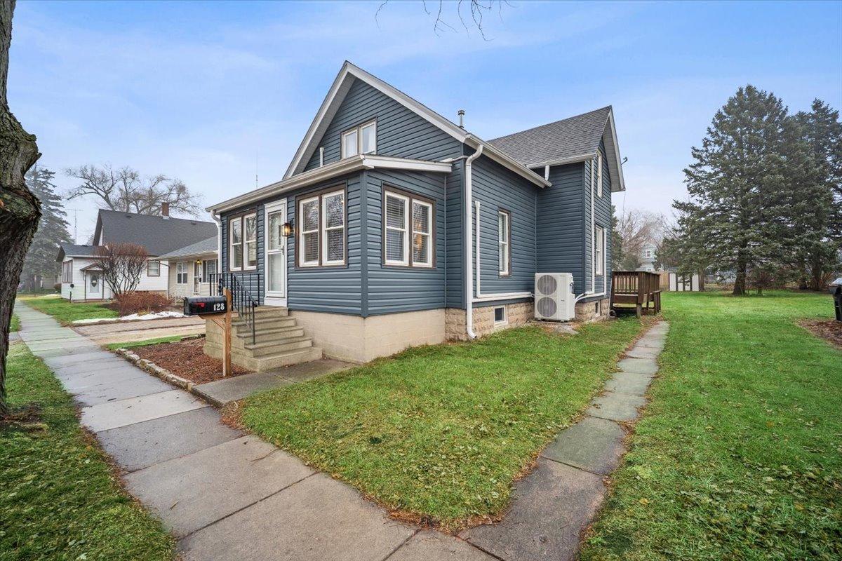 128 N Hadsall St., Genoa, IL 60135