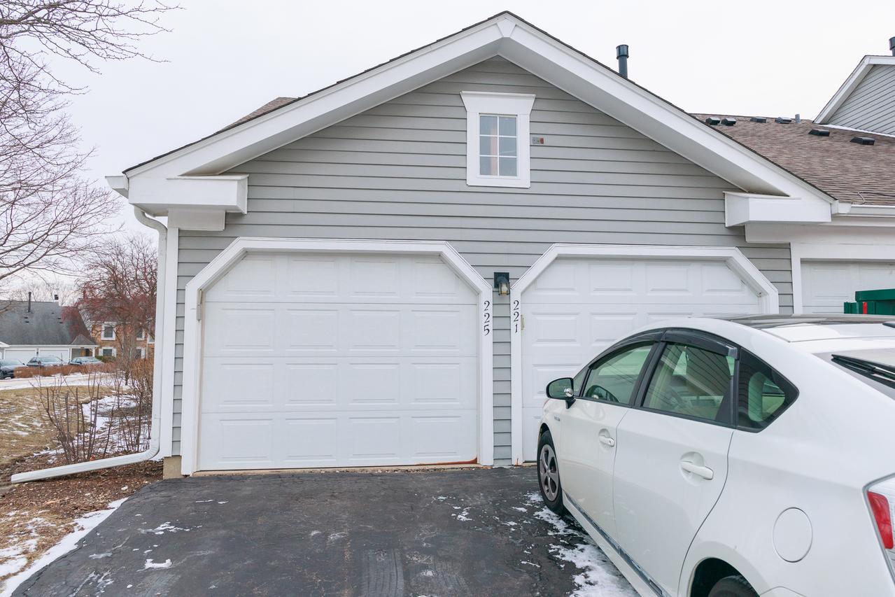 225 Thornapple Ct., Buffalo Grove, IL 60089