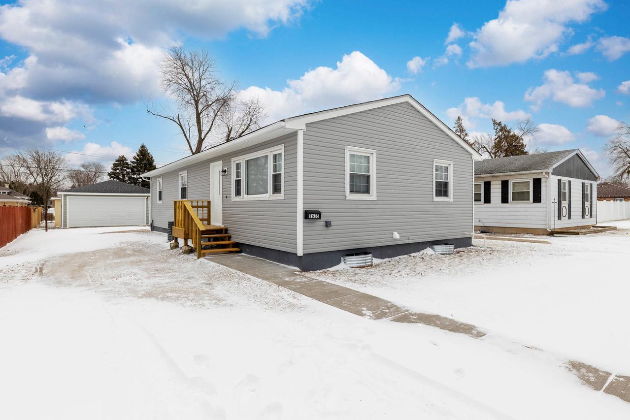 1616 Wilcox St., Crest Hill, IL 60435