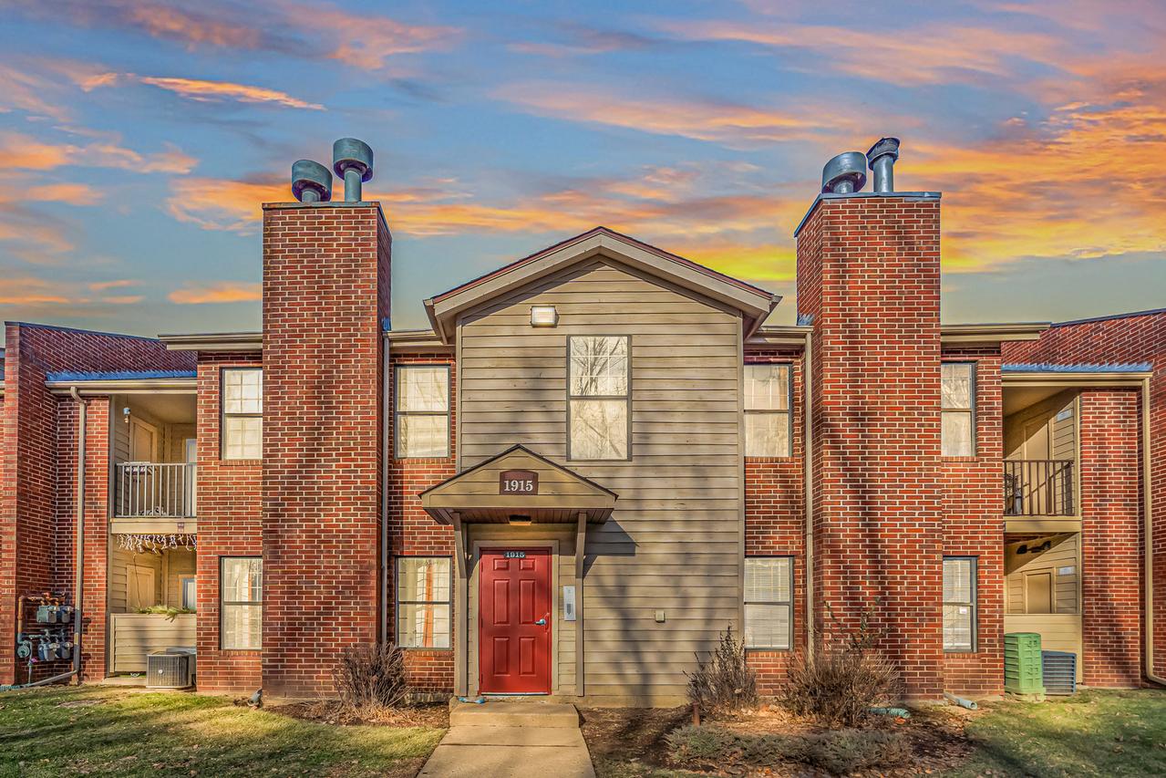 1915 N Hicks Rd. #208, Palatine, IL 60074