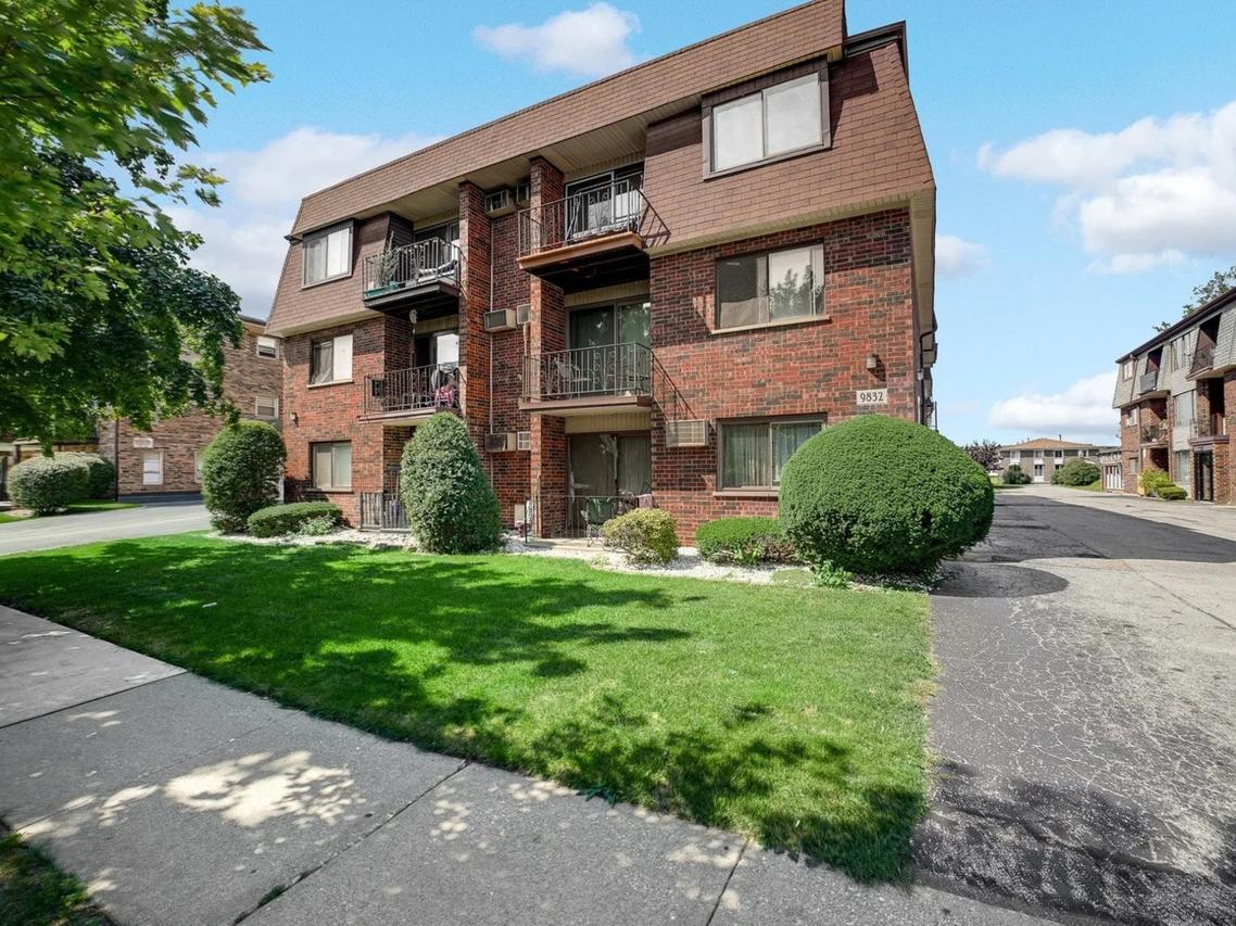 9832 Nottingham Ave. #17, Chicago Ridge, IL 60415
