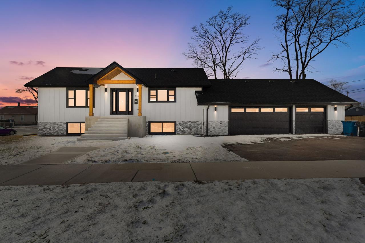 718 E 152nd St., Phoenix, IL 60426