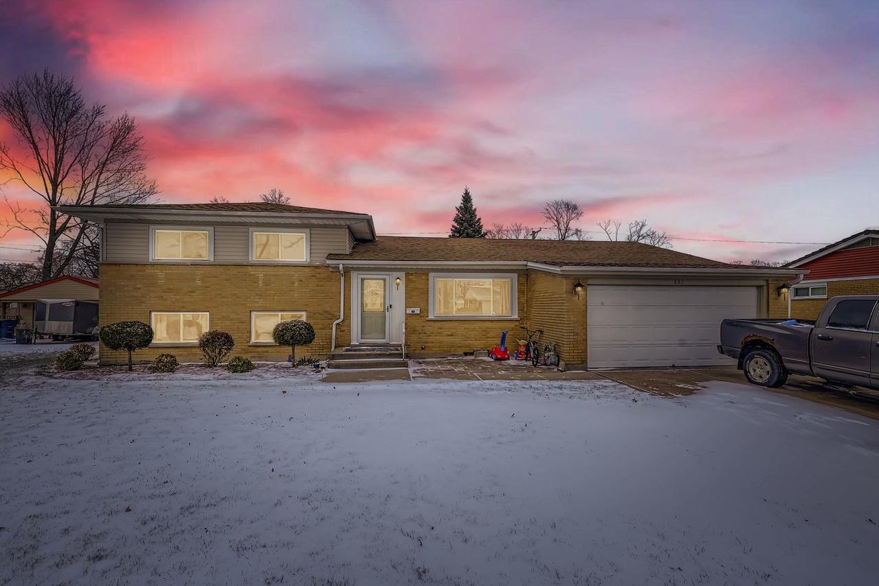 887 Ingram Pl., Des Plaines, IL 60016