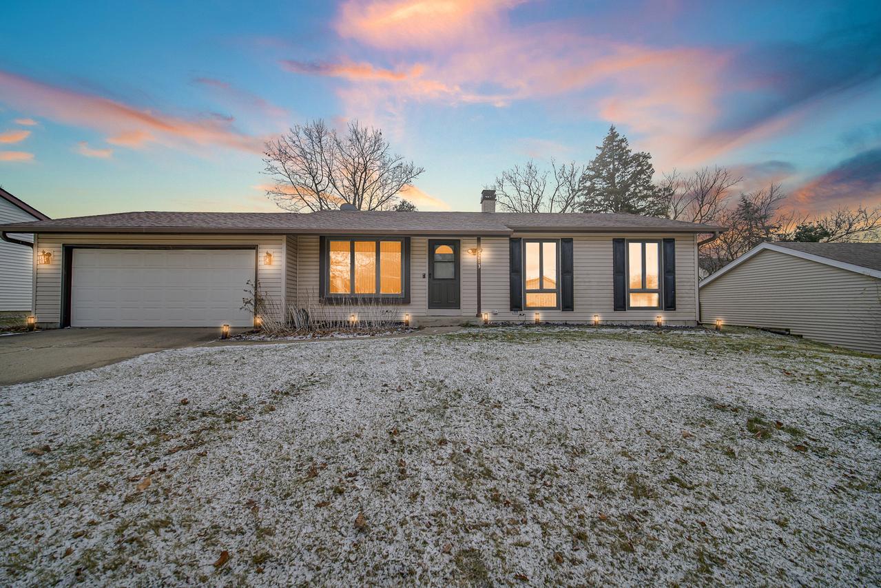 5213 W Greenbrier Dr., Mchenry, IL 60050