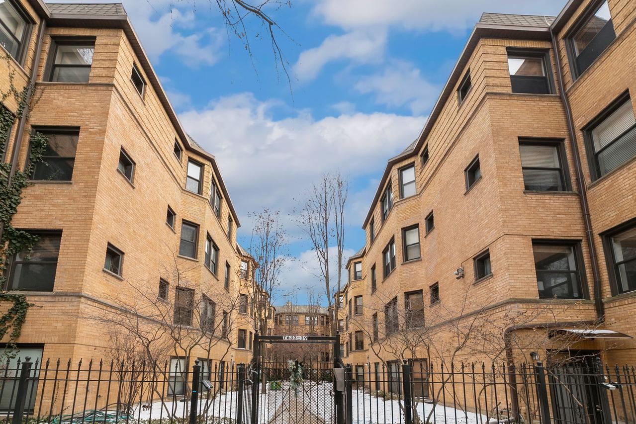 7637 N Greenview Ave. #2W, Chicago, IL 60626