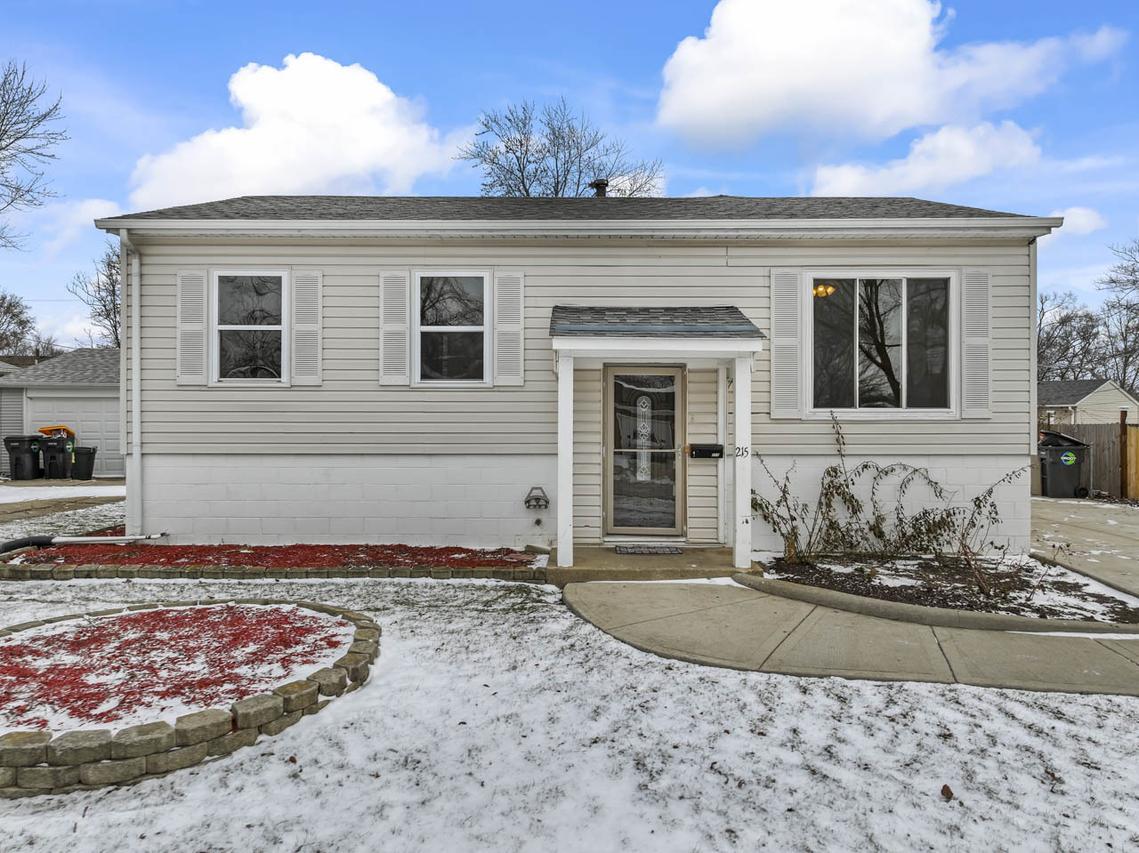 215 Mayfield Dr., Streamwood, IL 60107