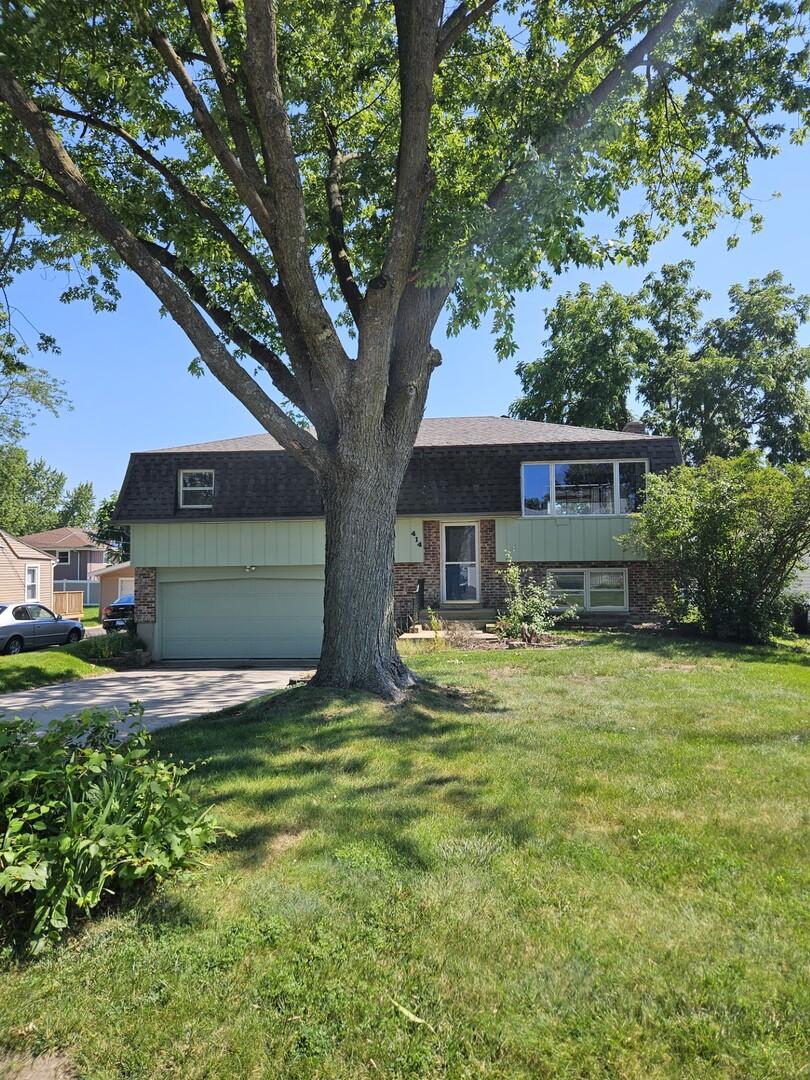 414 Cedar St., Lake In The Hills, IL 60156