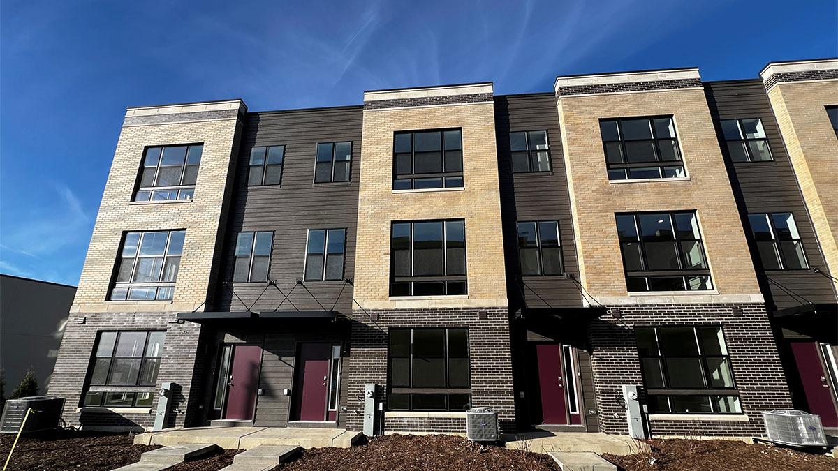 383 Summit Cir., Lombard, IL 60148