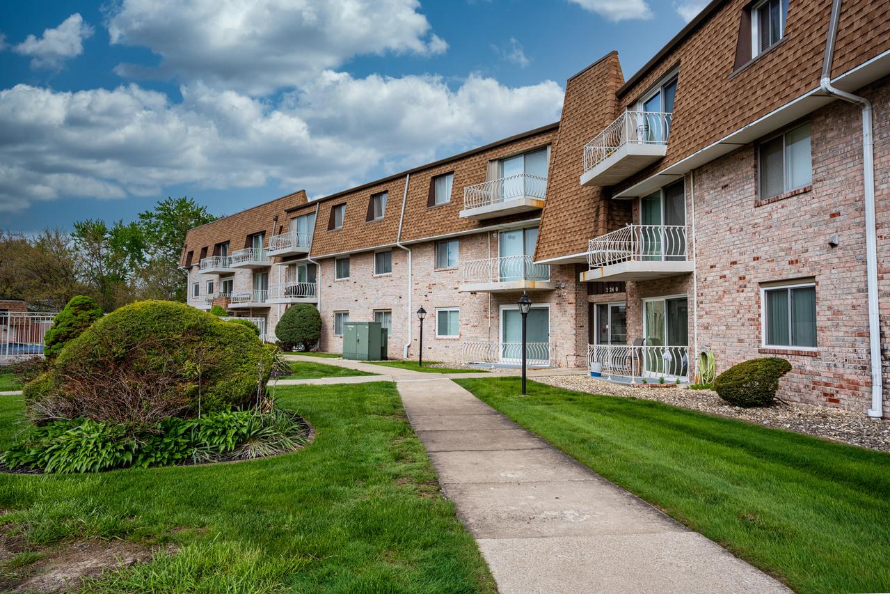 3240 N Manor Dr. #216, Lansing, IL 60438