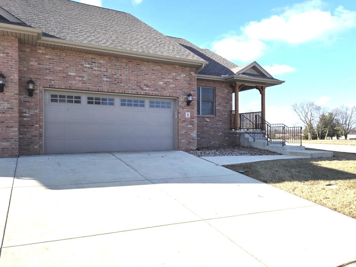 1 Saint Ivans Cir., Bloomington, IL 61705