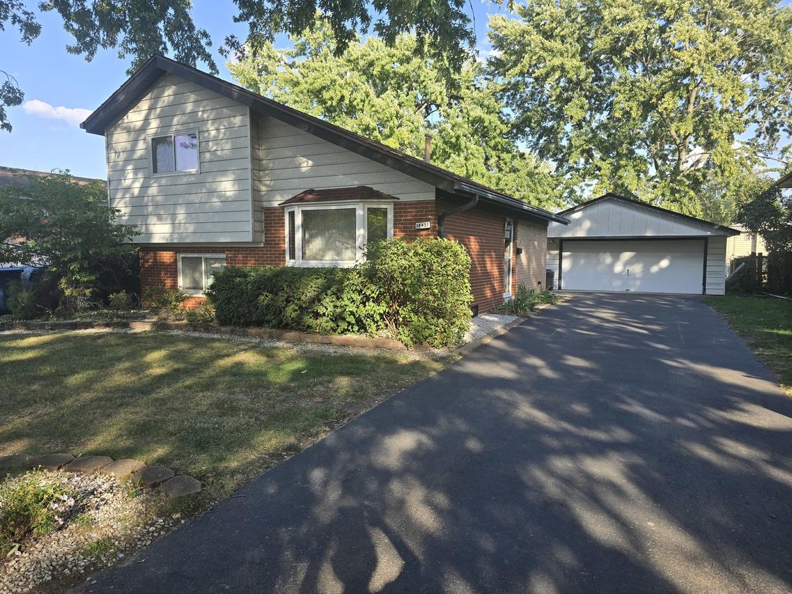 14431 Tripp Ave., Midlothian, IL 60445