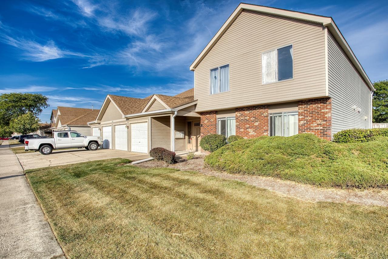 7070 Newport Dr. #203, Woodridge, IL 60517