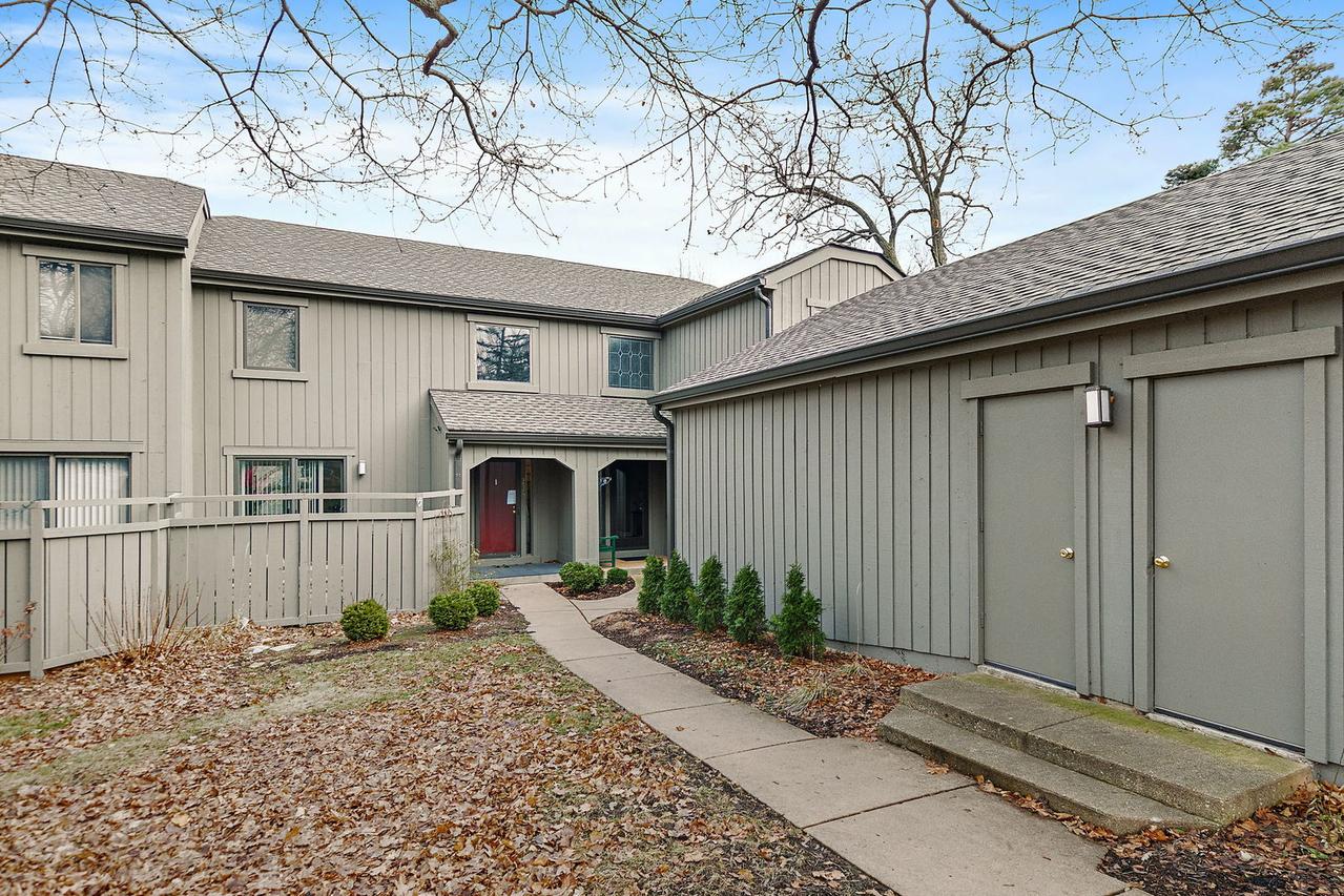 225 Shoreline Rd., Lake Barrington, IL 60010