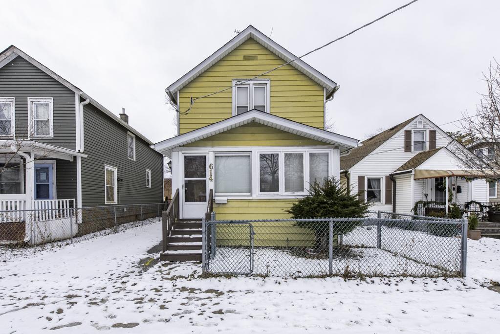 614 Walnut St., Waukegan, IL 60085