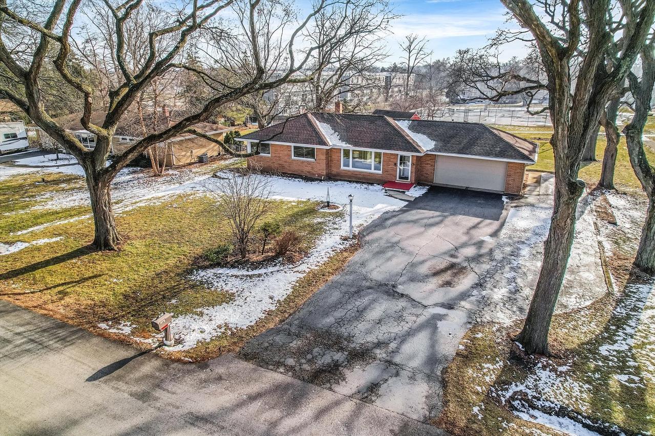 21W051 Woodview Dr., Itasca, IL 60143