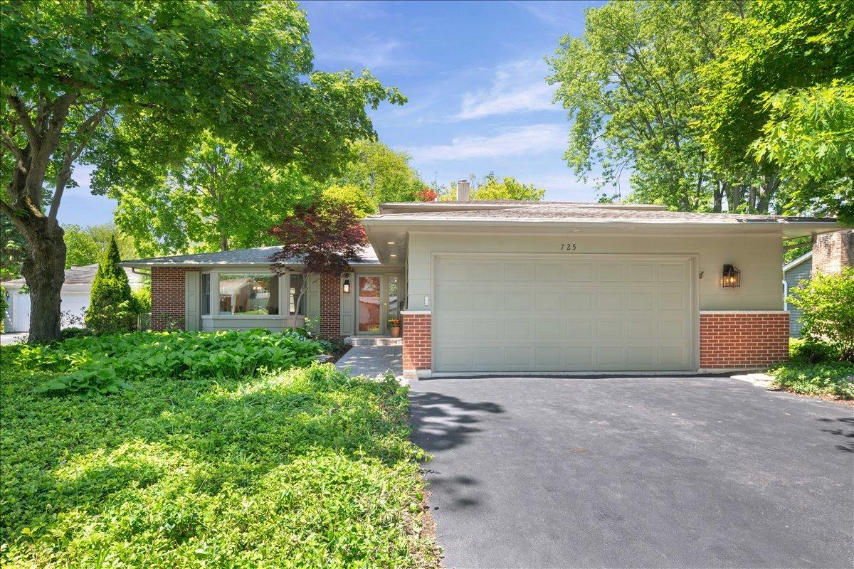 725 Kenwood Ave., Libertyville, IL 60048