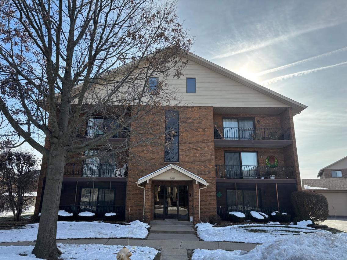 16825 81st Ct. #2W, Tinley Park, IL 60477