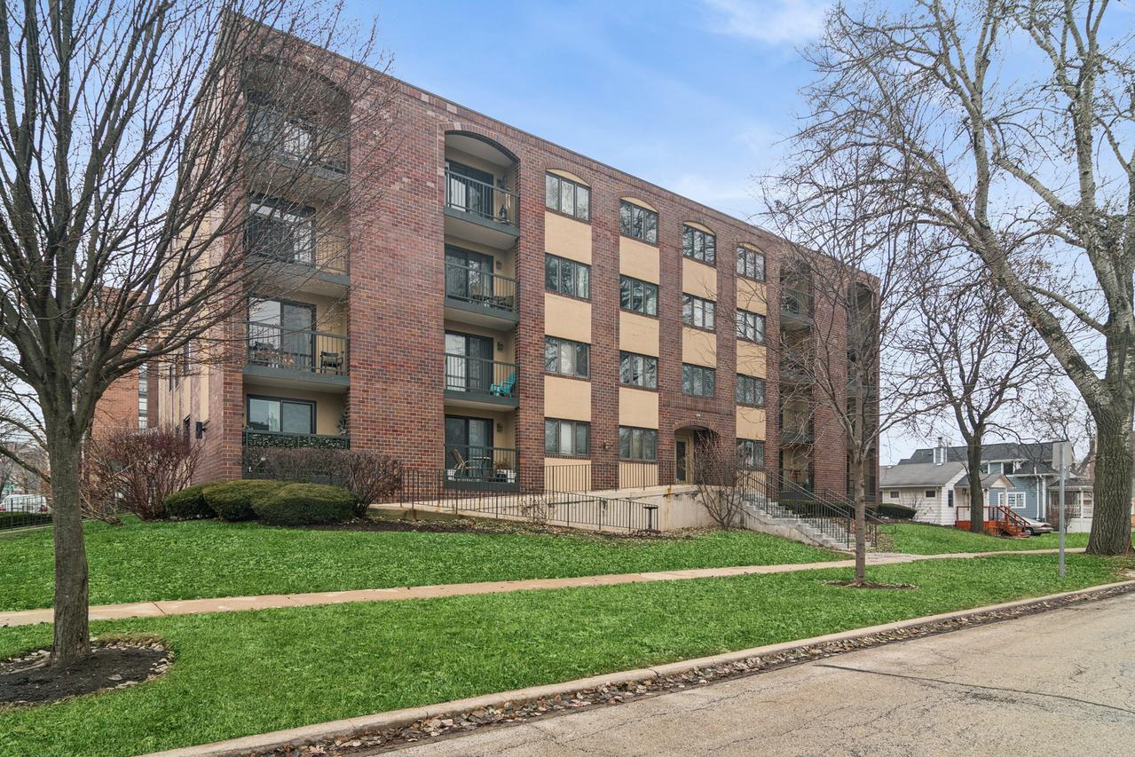 104 N Pine Ave. #404, Arlington Heights, IL 60004
