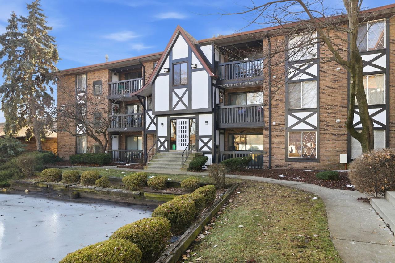 13616 Royal Ct. #207, Crestwood, IL 60418