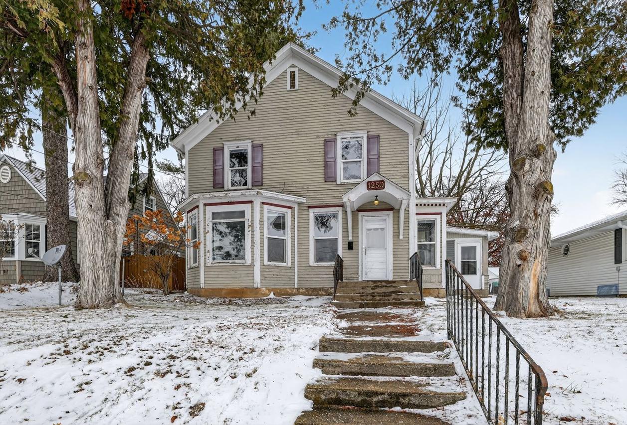 1250 W American St., Freeport, IL 61032