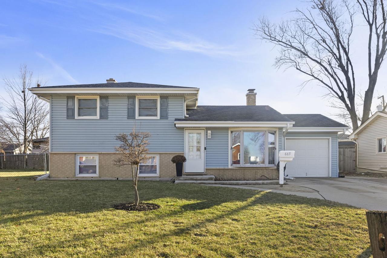 665 W Lake Manor Dr., Addison, IL 60101