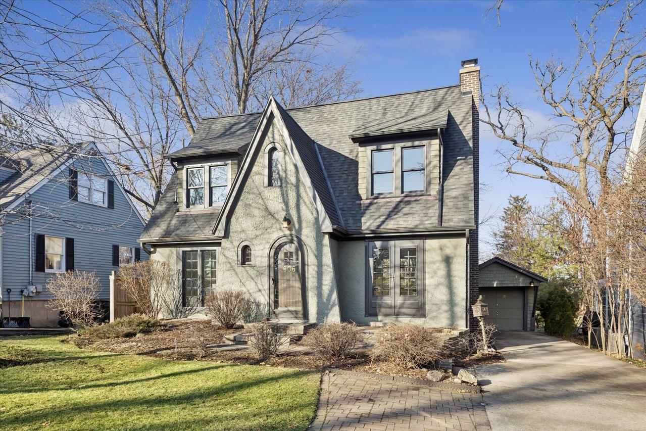 606 Elm St., Glen Ellyn, IL 60137