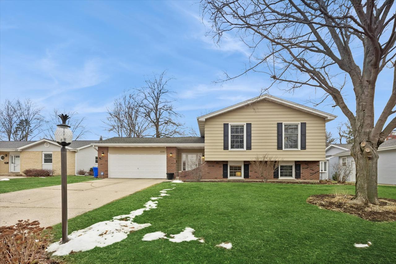 1351 Brentwood Ln., Wheaton, IL 60189