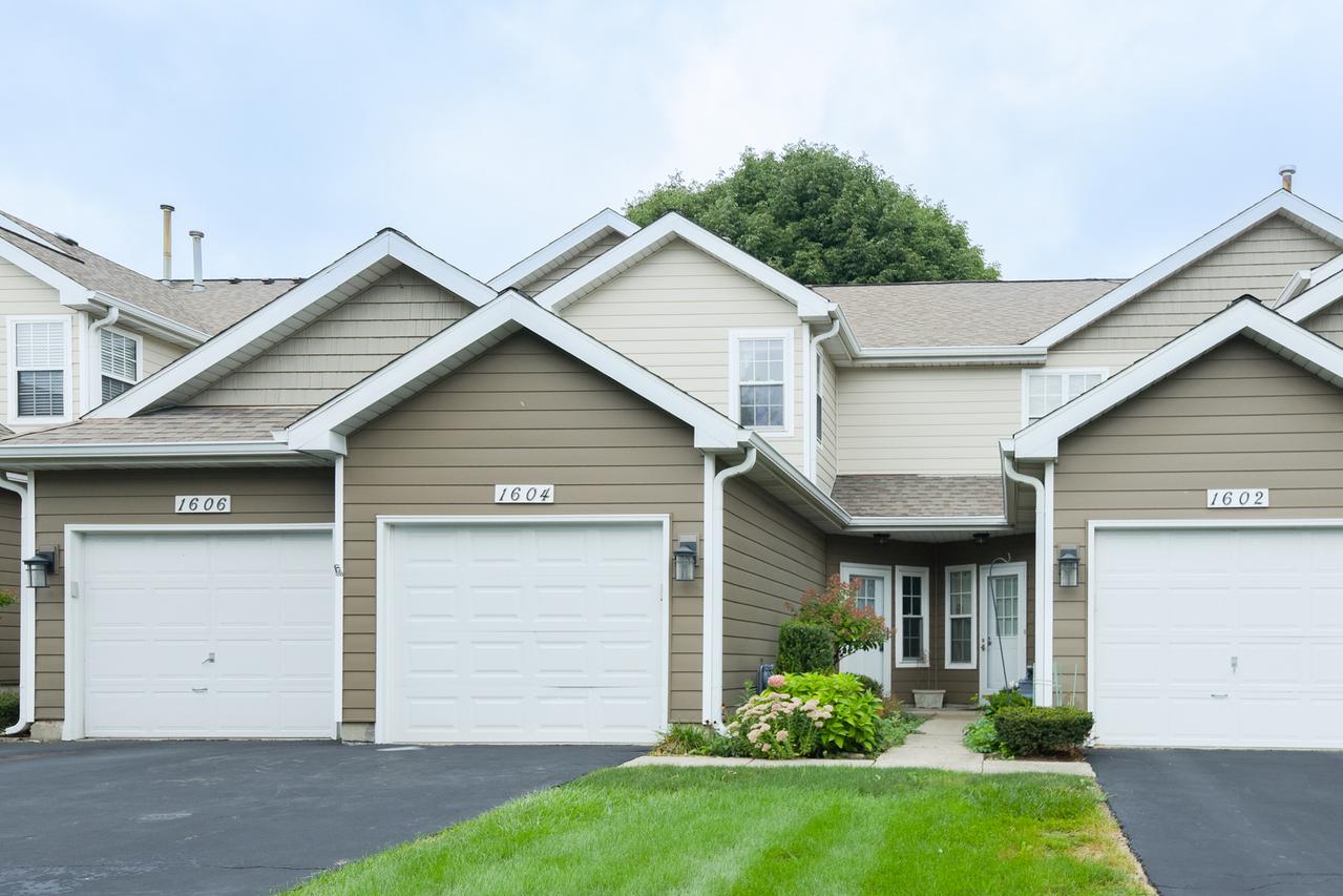 1604 Woodhaven Ct. #B, Mundelein, IL 60060