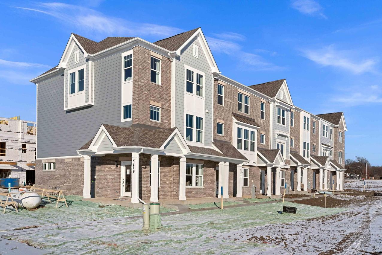 6303 Sandbelt Dr. #33004, Woodridge, IL 60517