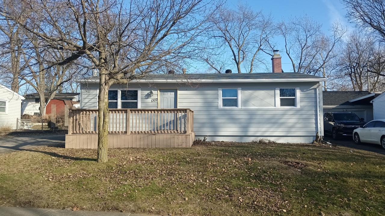 1307 Glenwood Rd., Bloomington, IL 61704