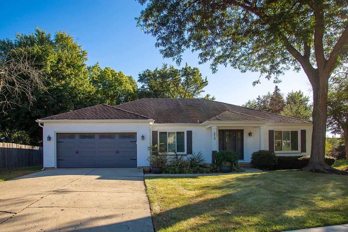 619 W End Rd., Roselle, IL 60172