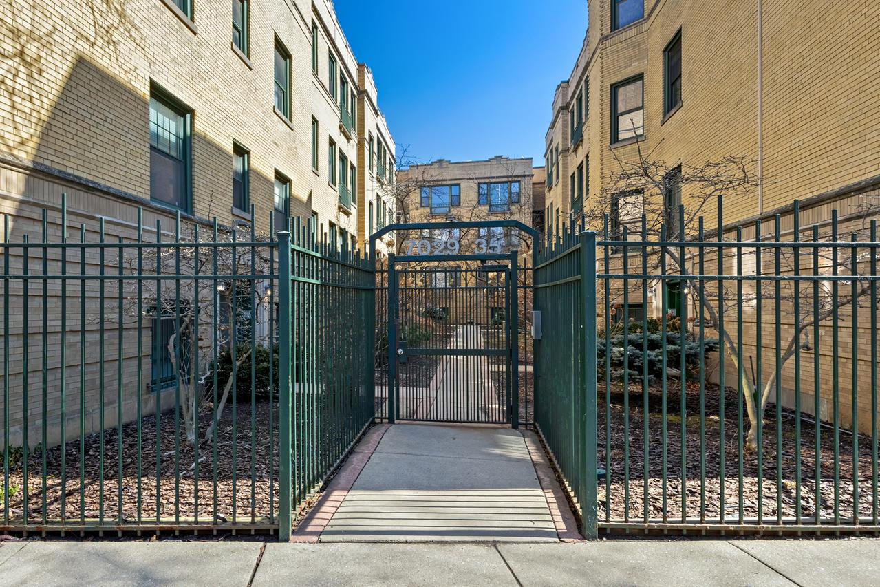 7035 N Sheridan Rd. #G, Chicago, IL 60626