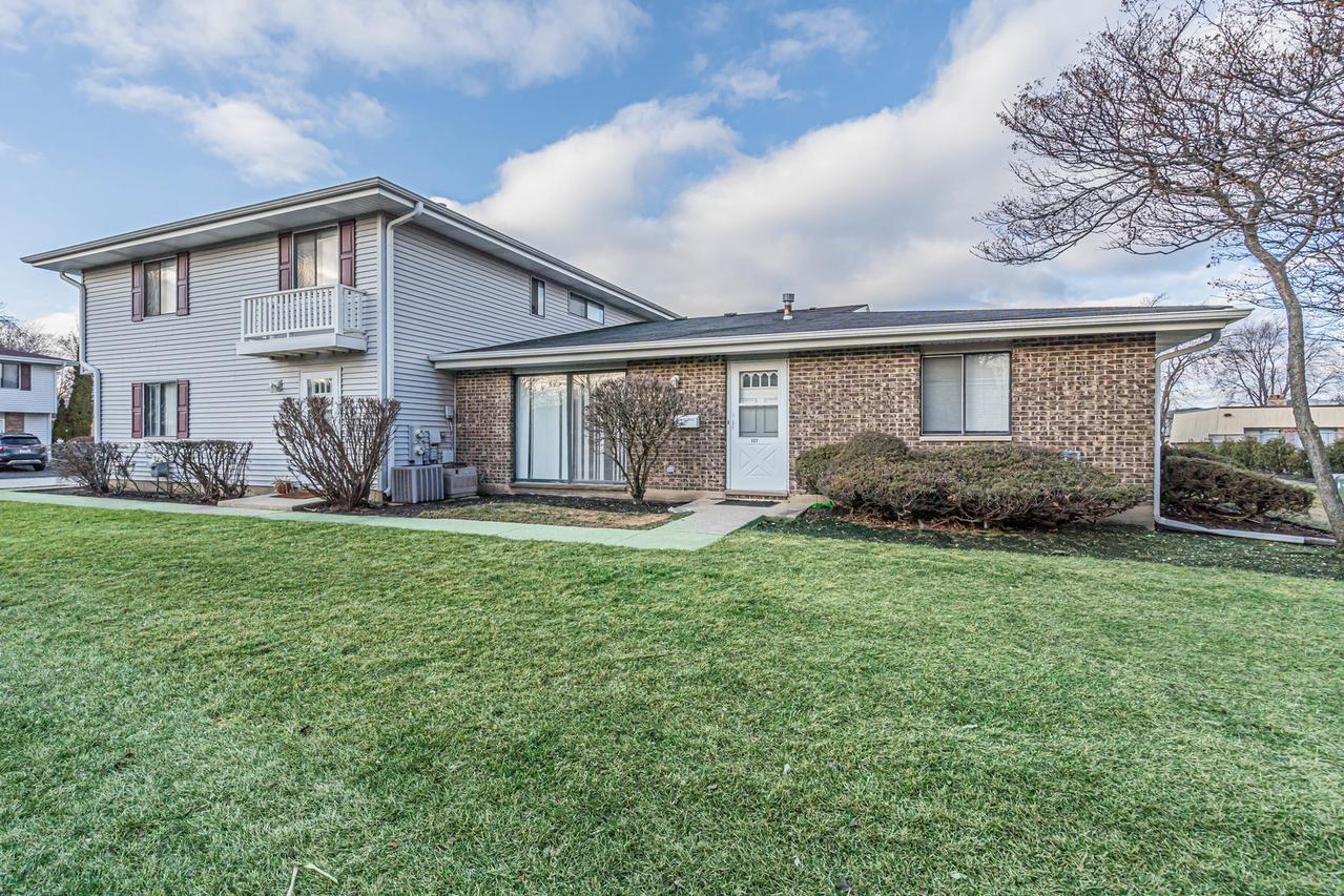 127 Millbrook Ln., Schaumburg, IL 60193