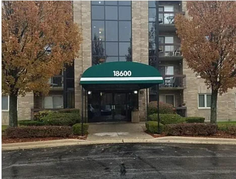 18600 Village West Dr. #303, Hazel Crest, IL 60429