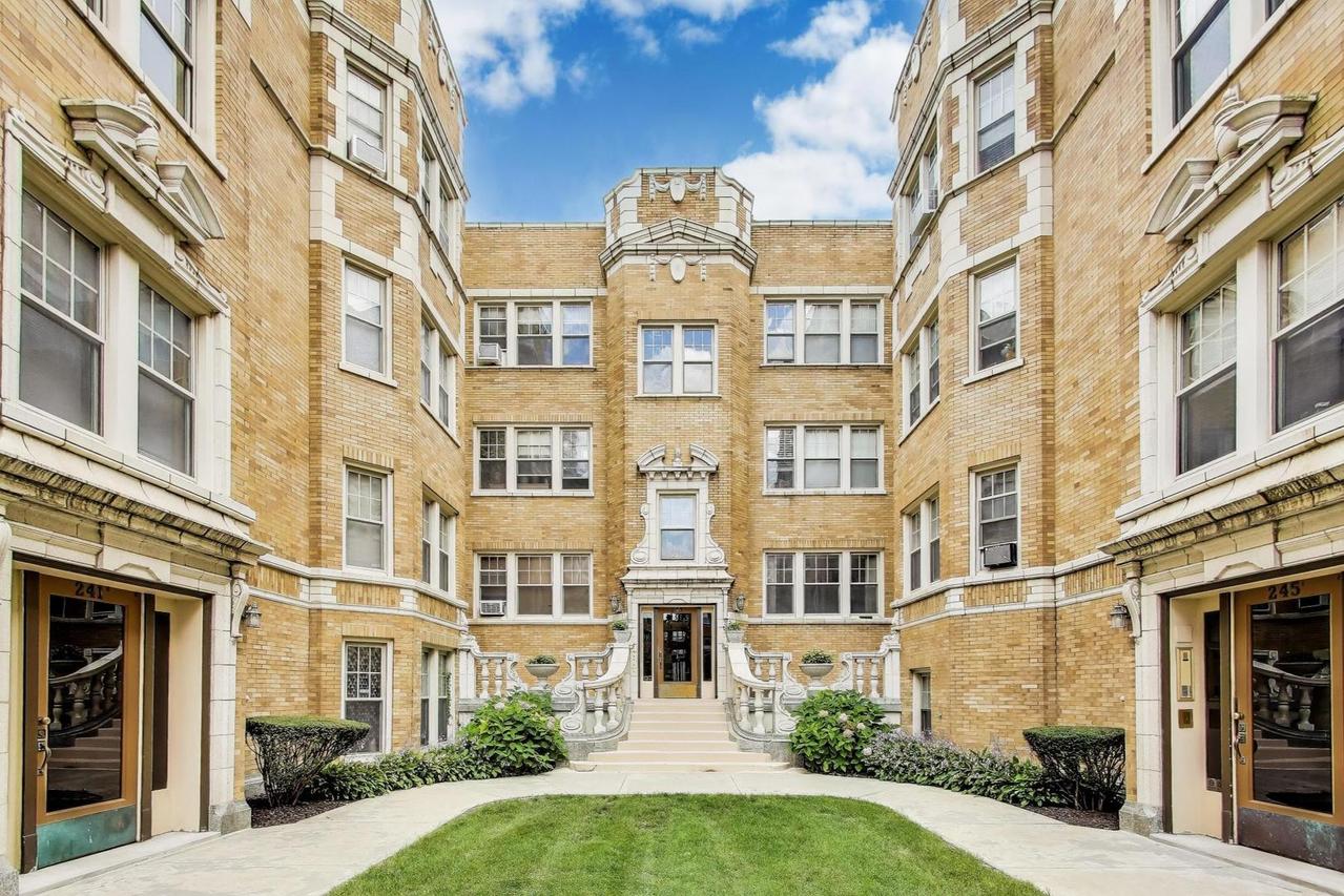 243 Washington Blvd. #3A, Oak Park, IL 60302