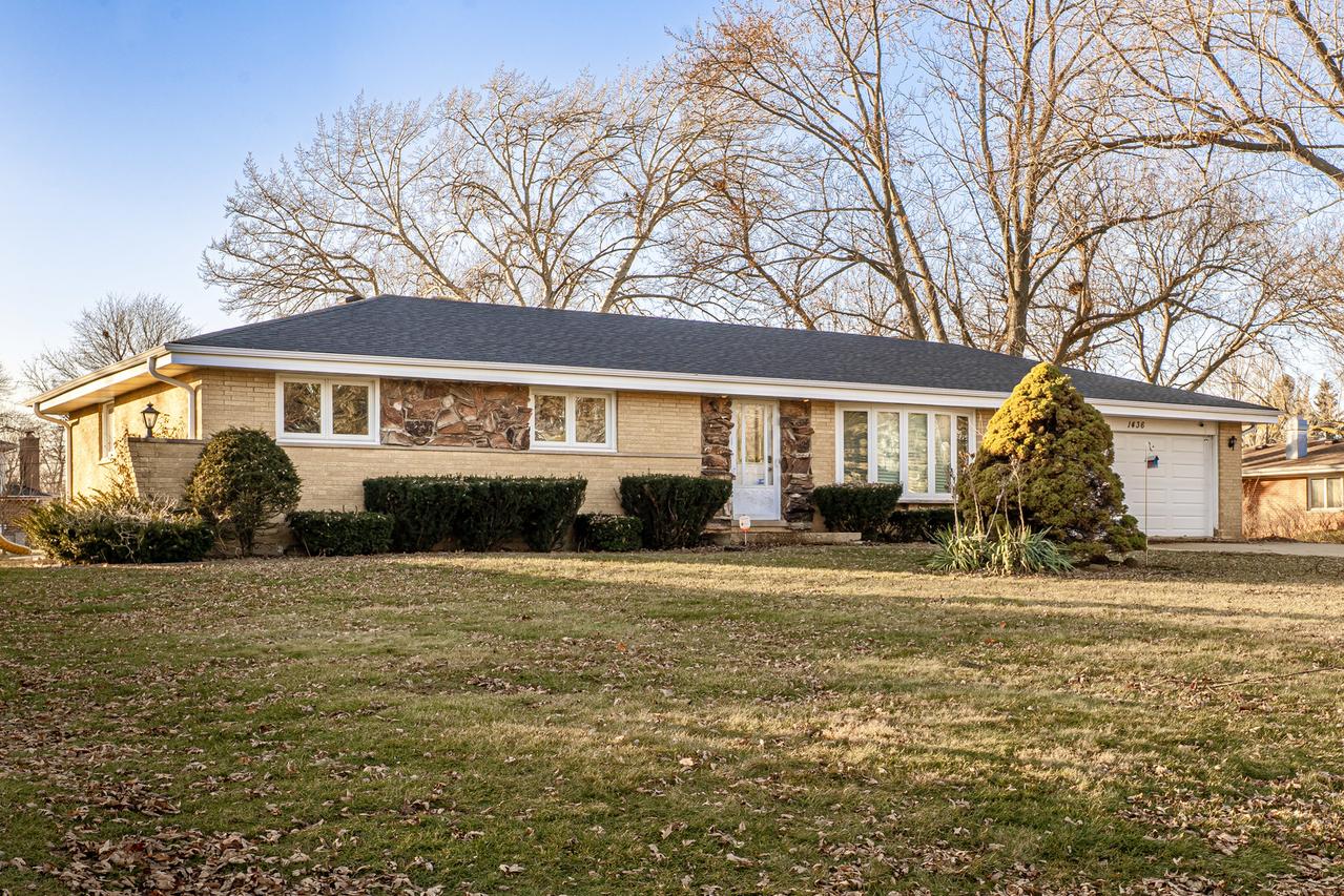 1436 Greenview Ct., Schaumburg, IL 60193