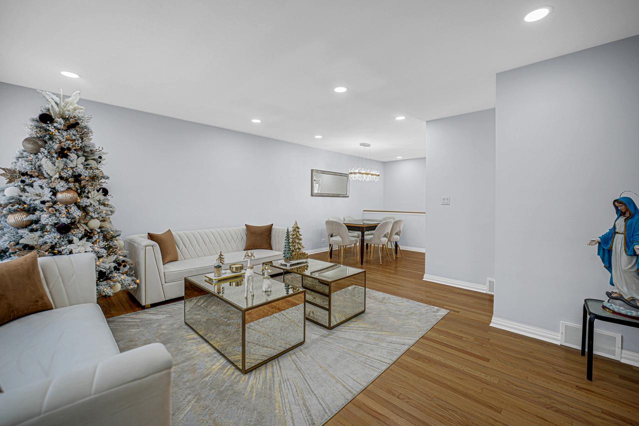 7313 Lyons St., Morton Grove, IL 60053