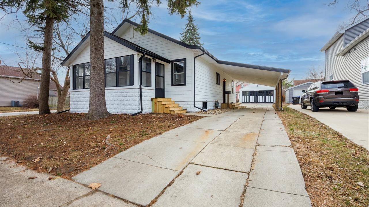 611 E Olive St., Bloomington, IL 61701