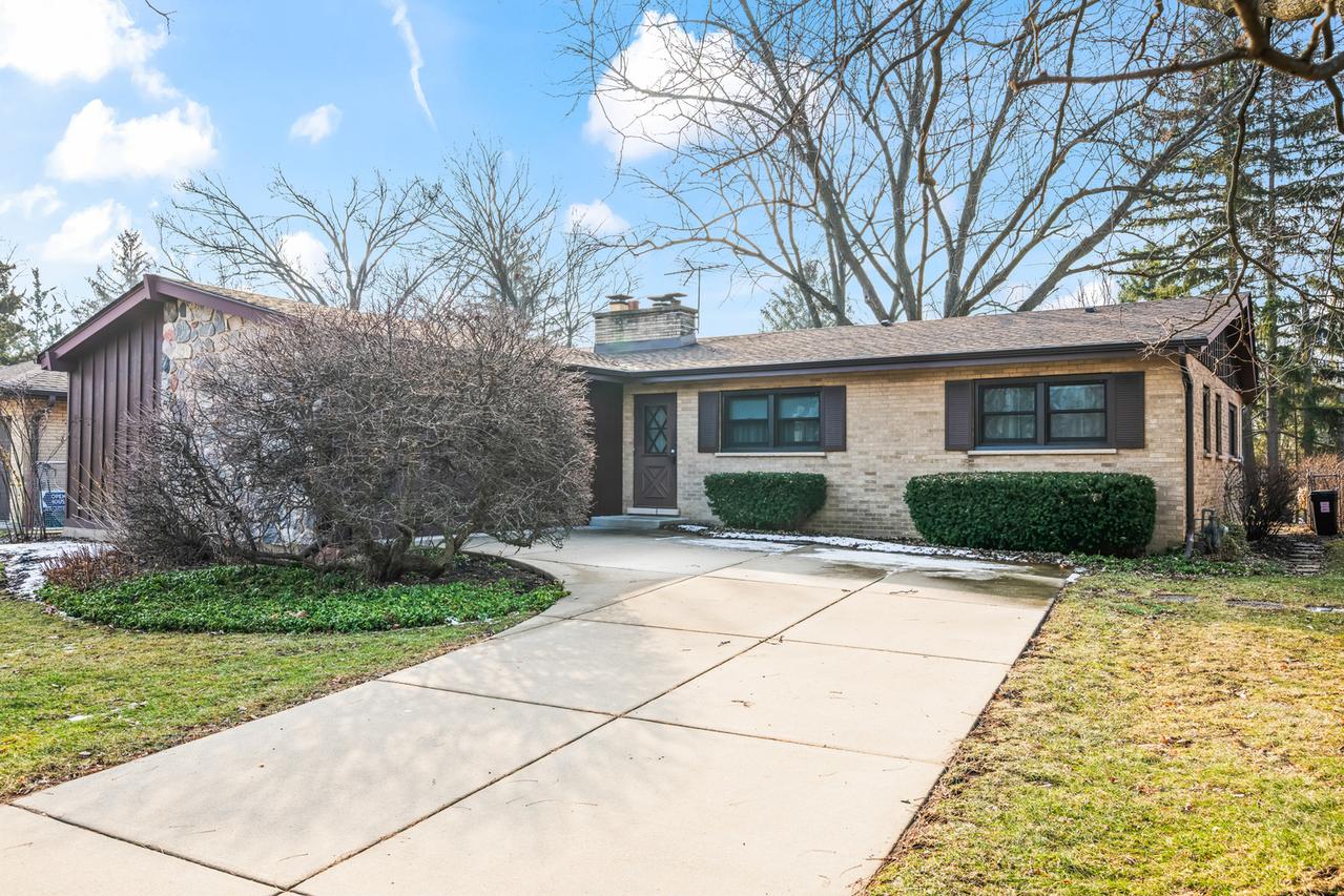 407 E Berkshire Ln., Mount Prospect, IL 60056