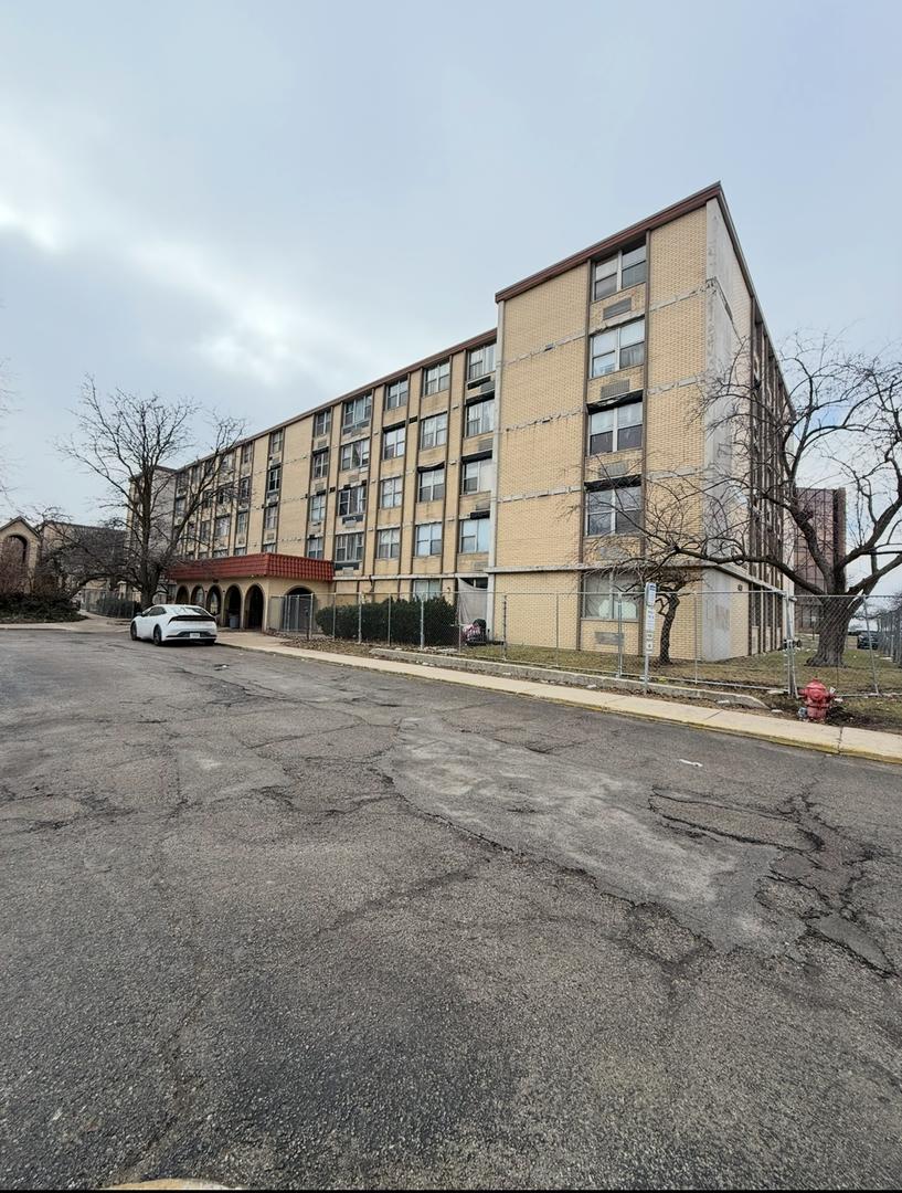 4351 W 76th St. #C1504, Chicago, IL 60652